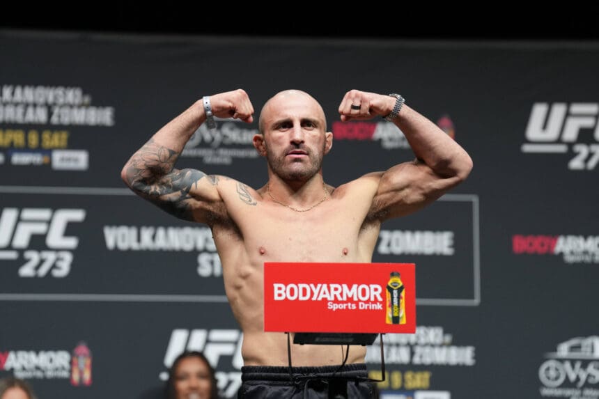 April 8, 2022, Jacksonville, Florida, JACKSONVILLE, FL, United States: JACKSONVILLE, FL - April 8: Alexander Volkanovski steps on the scale for the fans at Vystar Memorial Arena for UFC 273 - Volkanovski vs The Korean - Ceremonial Weigh-ins on April 8, 2022 in Jacksonville, Florida, United States. Jacksonville, Florida United States - ZUMAp175 20220408_zsa_p175_134 Copyright: xLouisxGrassex