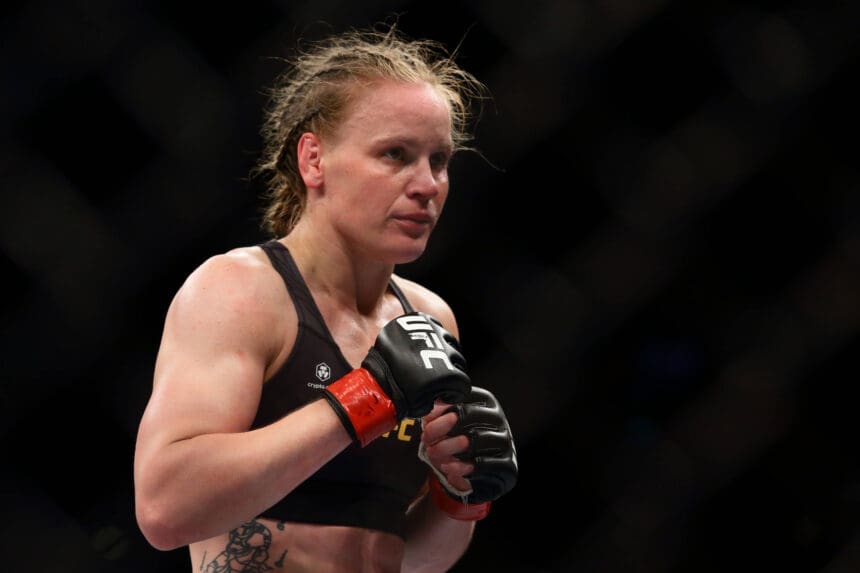 UFC 275: Teixeira V Prochazka Valentina Shevchenko of Kyrgyzstan in action against Taila Santos of Brazil in the womens strawweight title bout during the UFC 275 event at Singapore Indoor Stadium on June 12, 2022 in Singapore. Singapore Singapore PUBLICATIONxNOTxINxFRA Copyright: xSuhaimixAbdullahx originalFilename:abdullah-notitle220612_np6Kk.jpg