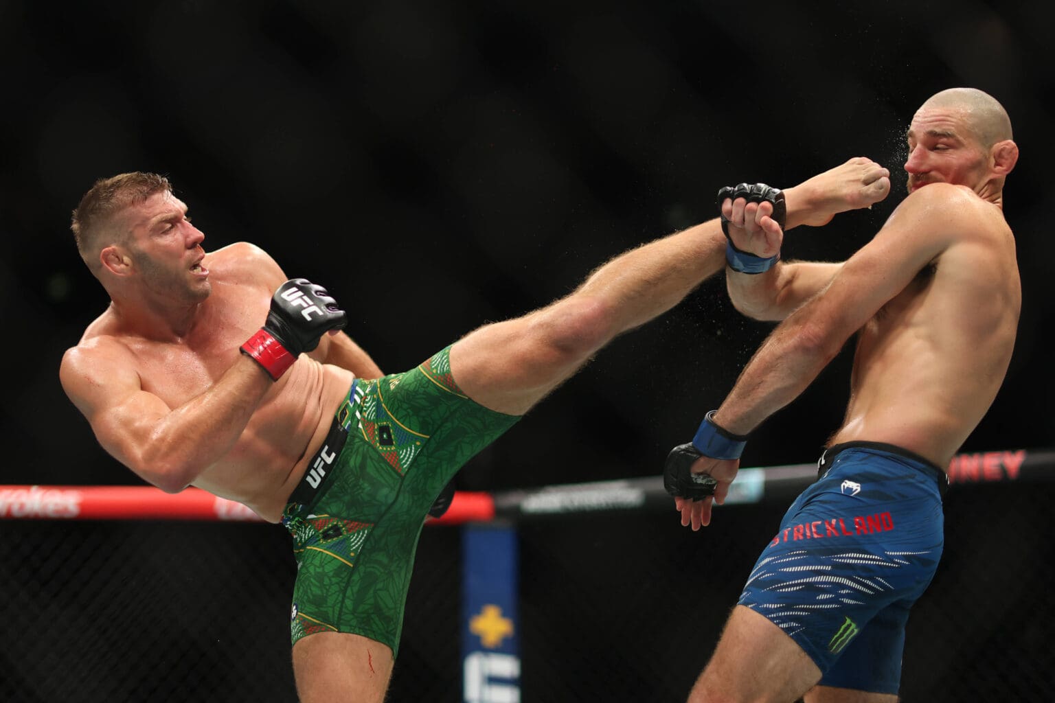 UFC 312 SYDNEY, Dricus Du Plessis of South Africa kicks in his middleweight title bout against Sean Strickland of United States during the UFC 312 event at Qudos Bank Arena in Sydney, Sunday, February 9, 2025. ACHTUNG: NUR REDAKTIONELLE NUTZUNG, KEINE ARCHIVIERUNG UND KEINE BUCHNUTZUNG SYDNEY NEW SOUTH WALES AUSTRALIA PUBLICATIONxNOTxINxAUSxNZLxPNGxFIJxVANxSOLxTGA Copyright: xMARKxEVANSx 20250209173473319603