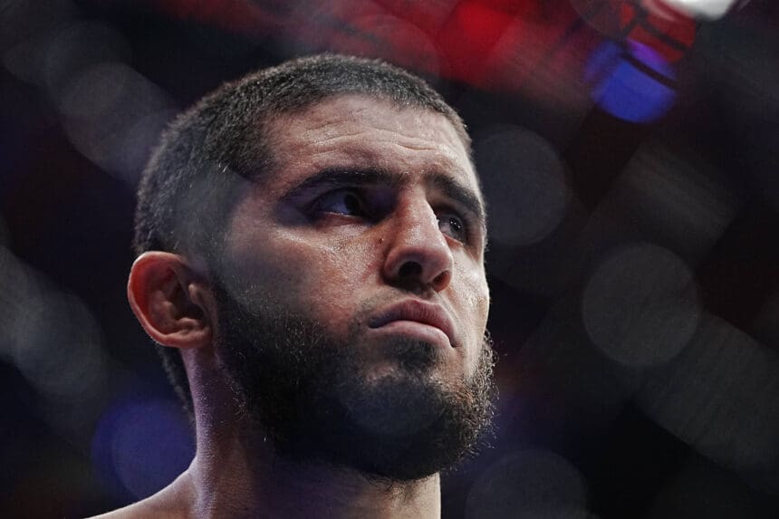 November 15, 2025, New York City, Ny, New York City, Ny, United States: NEW YORK New York City, Ny, NY - NOVEMBER 15:Jack Della Maddalena and Islam Makhachev meet in the octagon for a 5-round championship bout at UFC 322 - Della Maddalena vs Makhachev at Madison Square Garden on November 15, 2025, in New York City, NY. /PxImages New York City, Ny United States - ZUMAp175 20251115_zsa_p175_602 Copyright: xLouisxGrassex