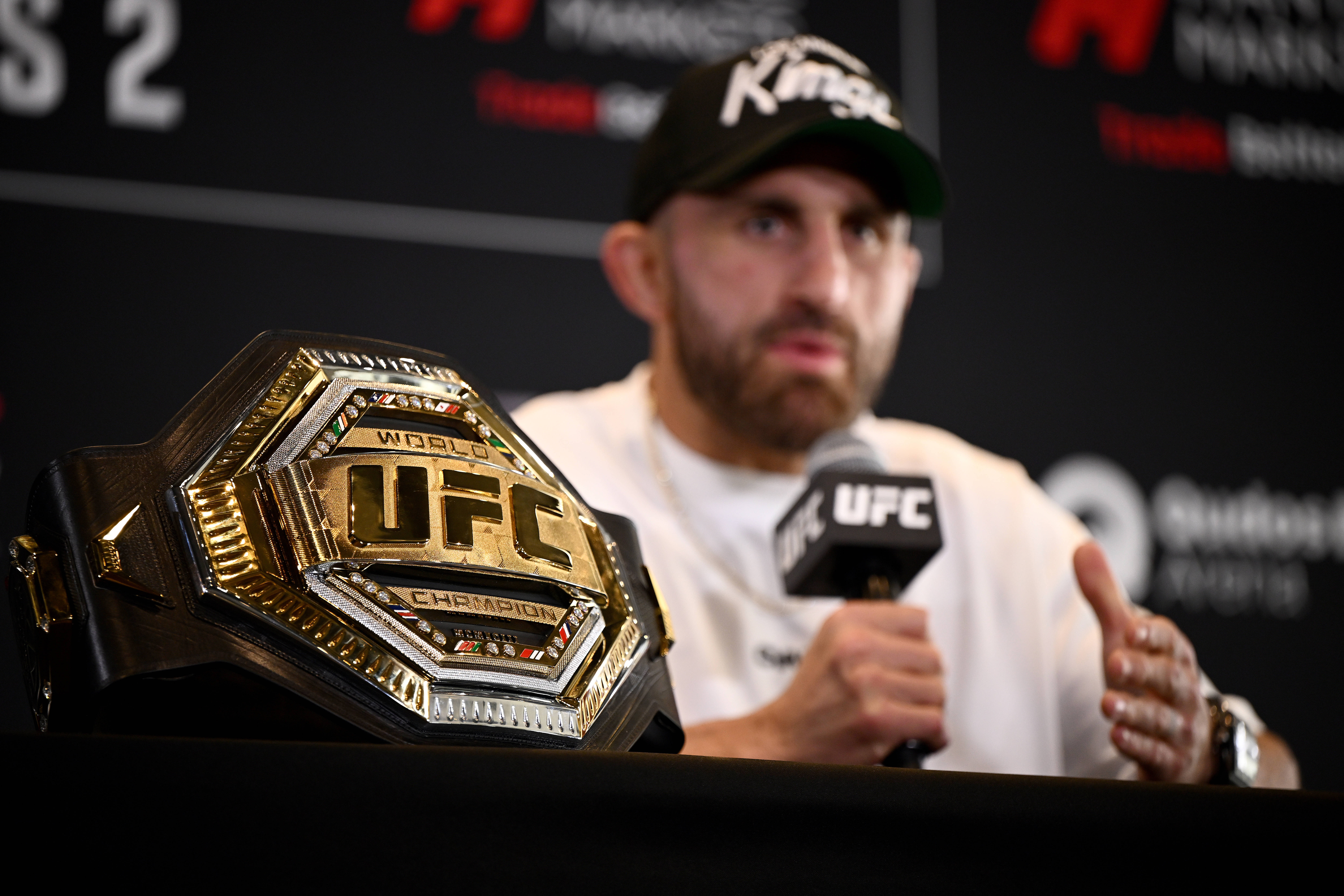 UFC 325 MEDIA DAY, The Wold UFC Champion belt is shown as Alexander Volkanovski speaks to media during an UFC 325 media event in Sydney, Wednesday, January 28, 2026. NO ARCHIVING SYDNEY NEW SOUTH WALES AUSTRALIA PUBLICATIONxNOTxINxAUSxNZLxPNGxFIJxVANxSOLxTGA Copyright: xBIANCAxDExMARCHIx 20260128146894214002