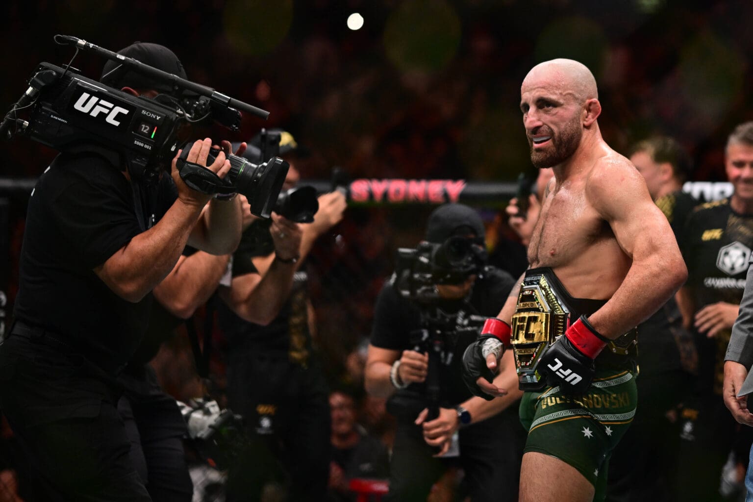 UFC 325 SYDNEY, Alex Volkanovski of Australia celebrates his win in his featherweight title bout against Diego Lopes of Brazil during the UFC 325 event at Qudos Bank Arena in in Sydney, Sunday, February 1, 2026. NO ARCHIVING, EDITORIAL USE ONLY SYDNEY NEW SOUTH WALES AUSTRALIA PUBLICATIONxNOTxINxAUSxNZLxPNGxFIJxVANxSOLxTGA Copyright: xDEANxLEWINSx 20260201150403863471