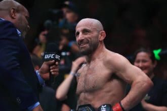 February 1, 2026, Sydney, New South Wales, Australia: Australia s Alexander Volkanovski R talks with Daniel Cormier L during the Ultimate Fighting Championship UFC 325 at Qudos Bank Arena. Alexander won the fight Sydney Australia - ZUMAs197 20260201_aaa_s197_286 Copyright: xArifxKarimx