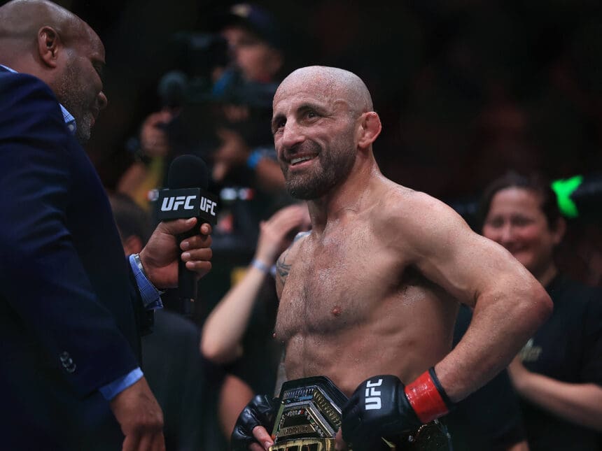 February 1, 2026, Sydney, New South Wales, Australia: Australia s Alexander Volkanovski R talks with Daniel Cormier L during the Ultimate Fighting Championship UFC 325 at Qudos Bank Arena. Alexander won the fight Sydney Australia - ZUMAs197 20260201_aaa_s197_286 Copyright: xArifxKarimx