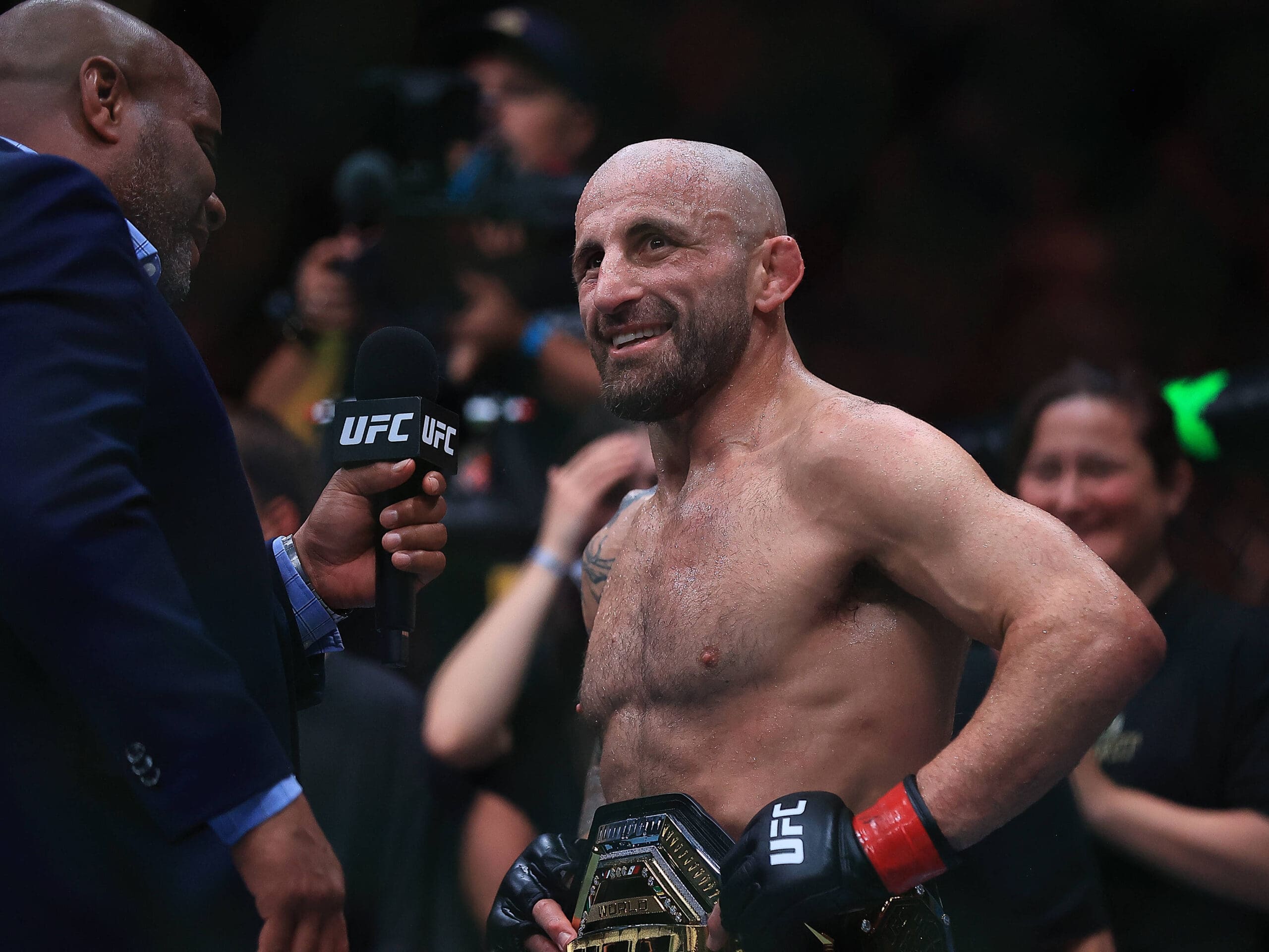February 1, 2026, Sydney, New South Wales, Australia: Australia s Alexander Volkanovski R talks with Daniel Cormier L during the Ultimate Fighting Championship UFC 325 at Qudos Bank Arena. Alexander won the fight Sydney Australia - ZUMAs197 20260201_aaa_s197_286 Copyright: xArifxKarimx