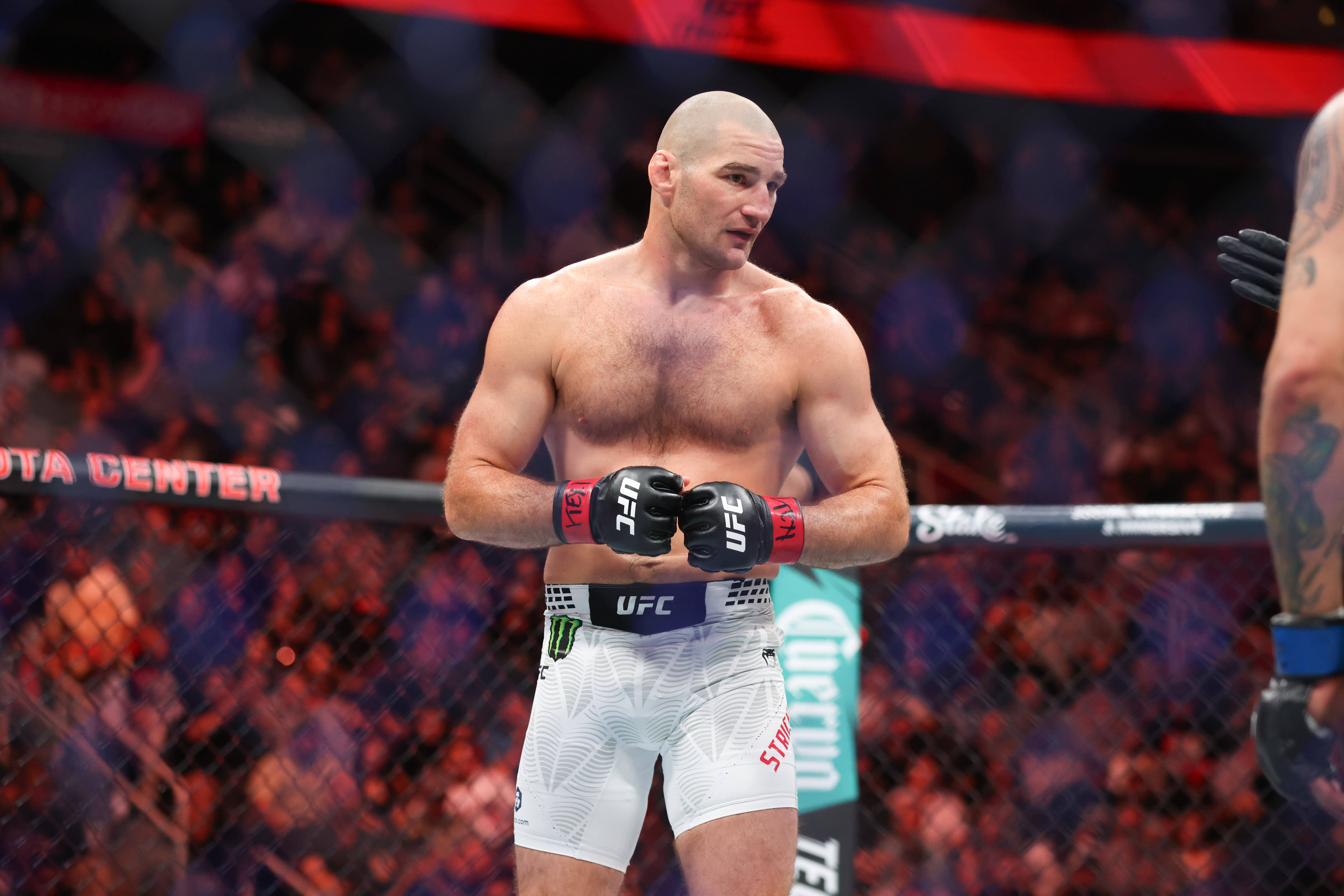 February 21, 2026, Houston, Tx, USA: HOUSTON, TEXAS Ãâ FEBRUARY 21: L-R Sean Strickland facing Anthony Hernandez during a middleweight bout at UFC Fight Night: Strickland vs. Hernandez at Toyota Center on February 21 in Houston, Texas. Houston USA - ZUMAr187 20260221_zsp_r187_115 Copyright: xJustinxRenfroex